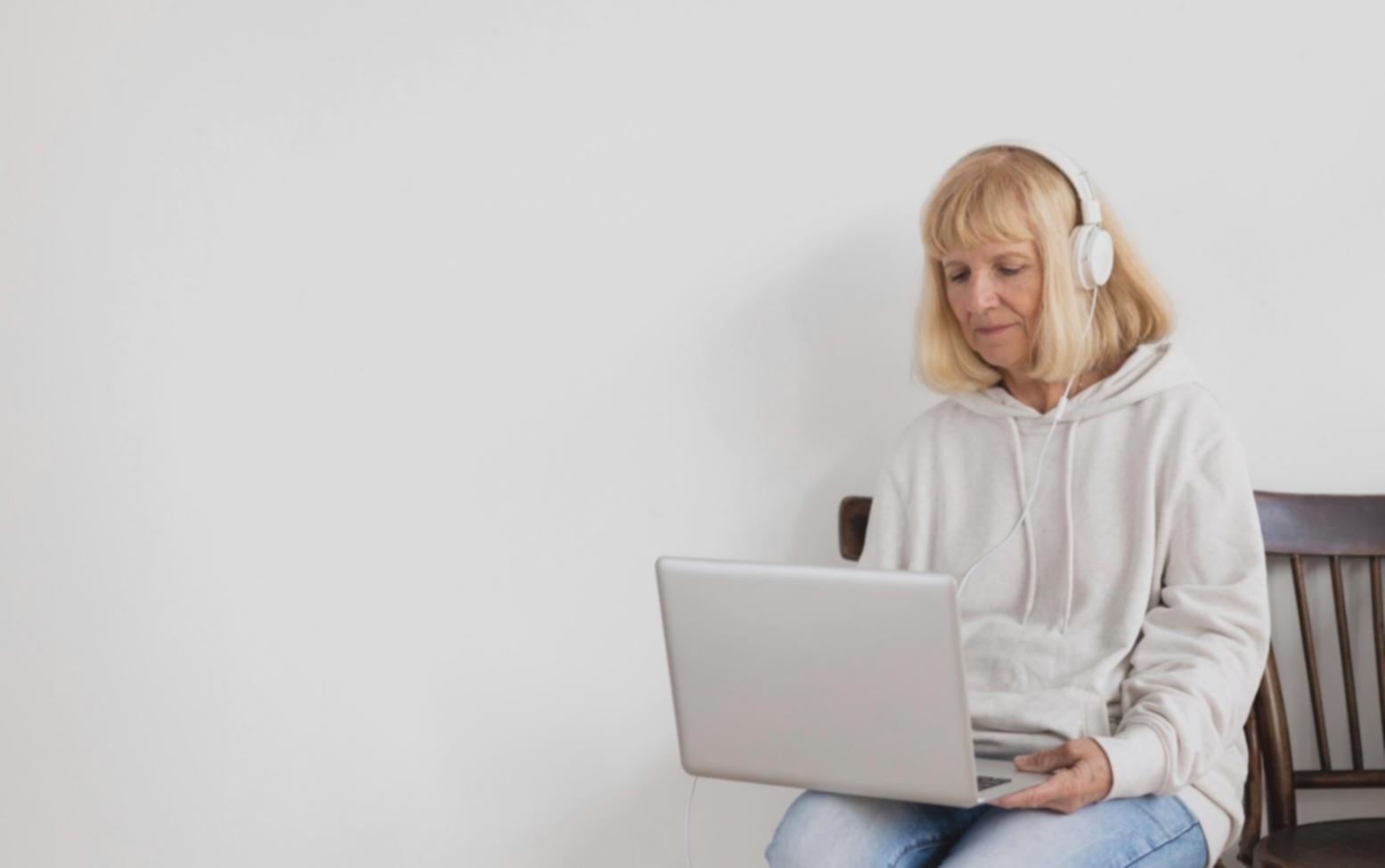 Financial consultant presenting budget optimization strategies to Thai business owners